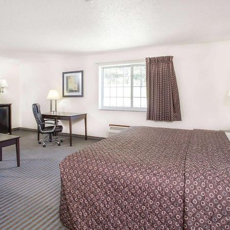Super 8 By Wyndham Cedar Falls Extérieur photo
