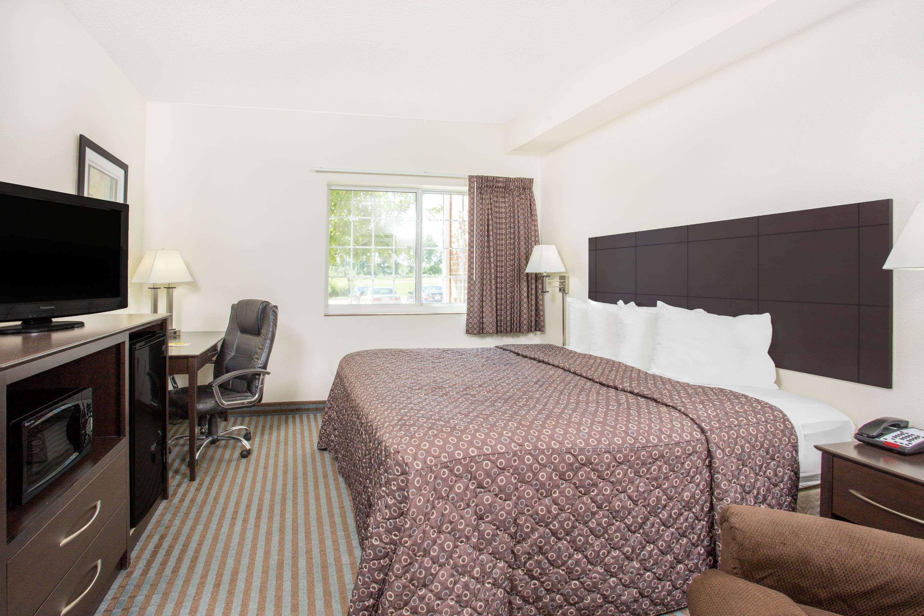 Super 8 By Wyndham Cedar Falls Extérieur photo