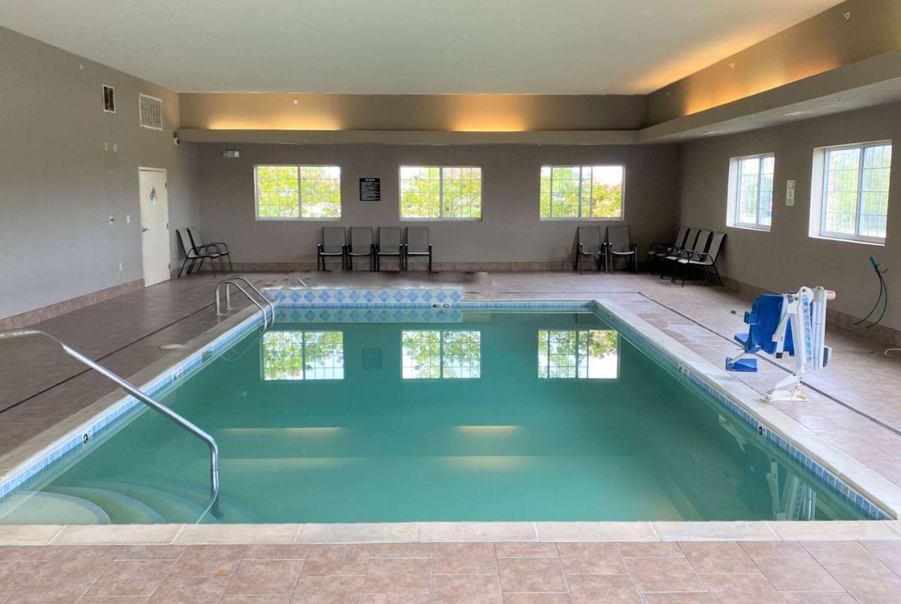 Super 8 By Wyndham Cedar Falls Extérieur photo