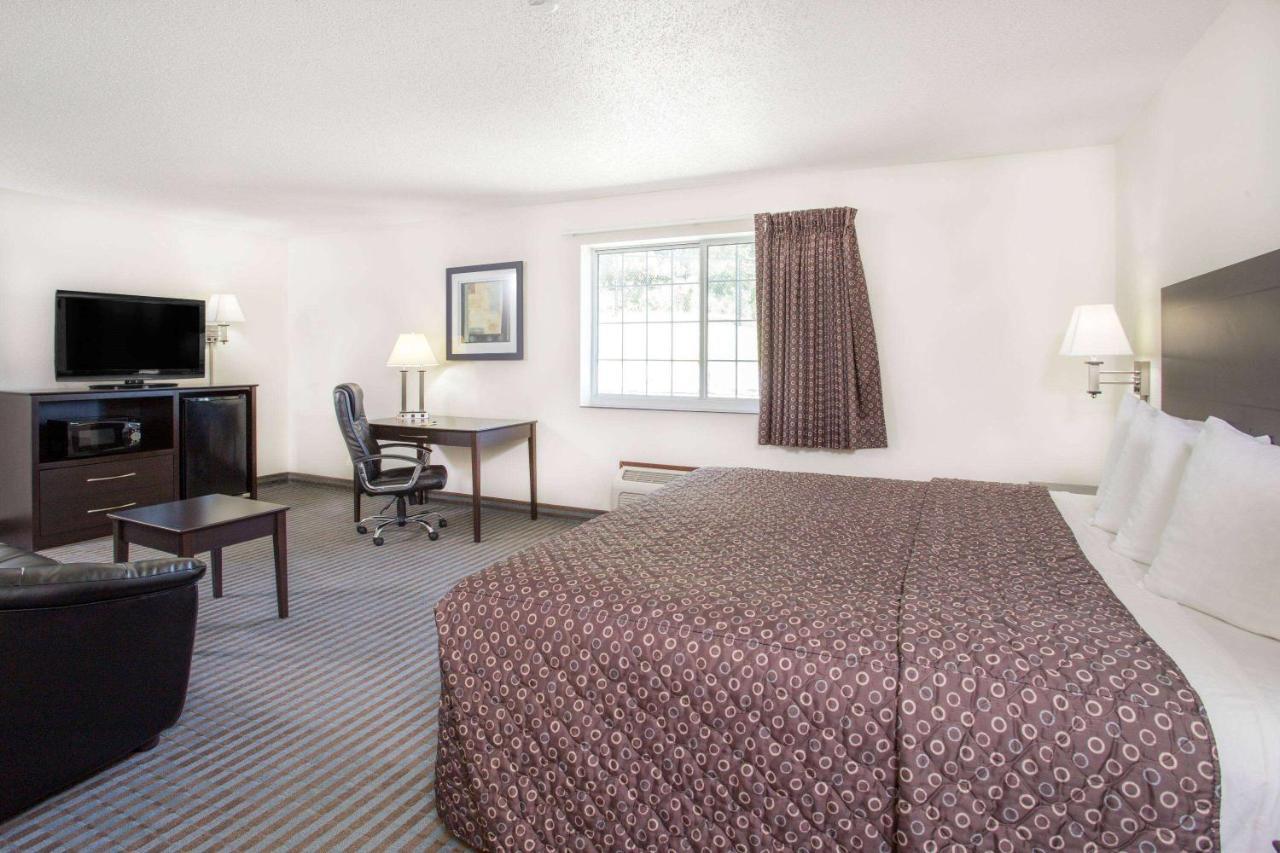 Super 8 By Wyndham Cedar Falls Extérieur photo