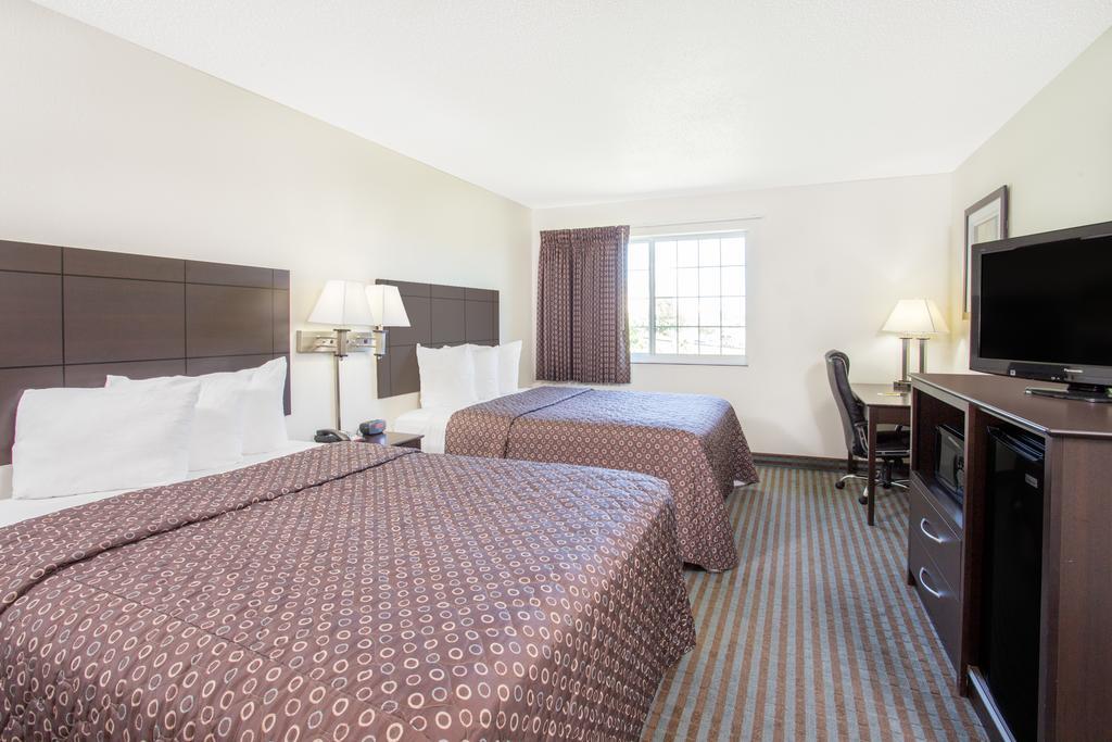 Super 8 By Wyndham Cedar Falls Extérieur photo