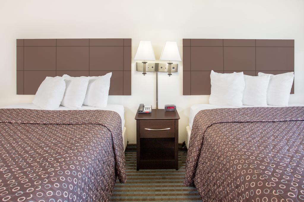 Super 8 By Wyndham Cedar Falls Extérieur photo