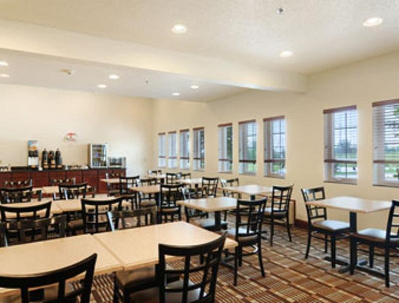 Super 8 By Wyndham Cedar Falls Extérieur photo