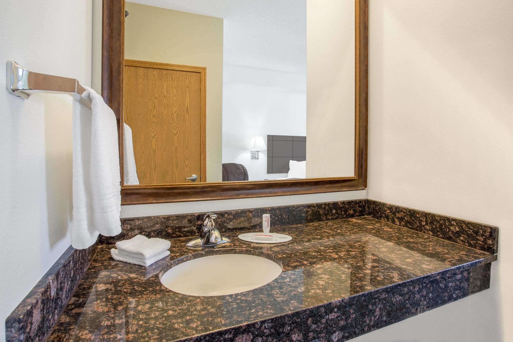 Super 8 By Wyndham Cedar Falls Extérieur photo
